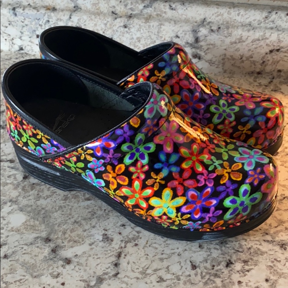 Dansko woman shoes